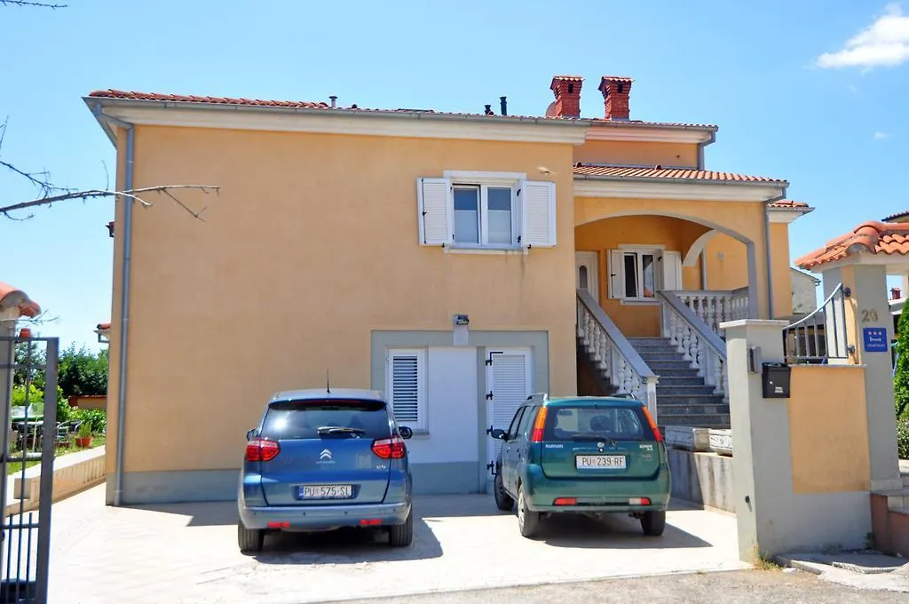 Suitable Summer Apartments 풀라