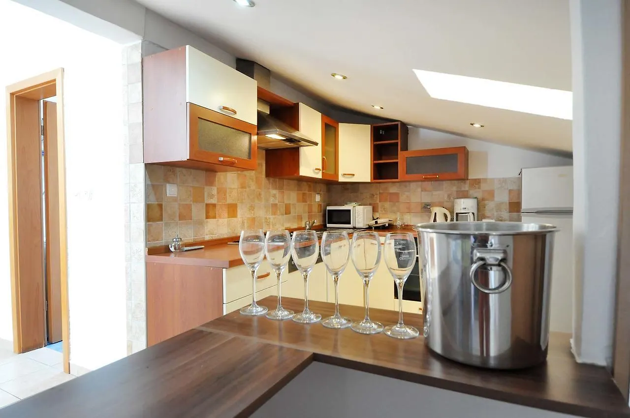 Suitable Summer Apartments Pula Croatie